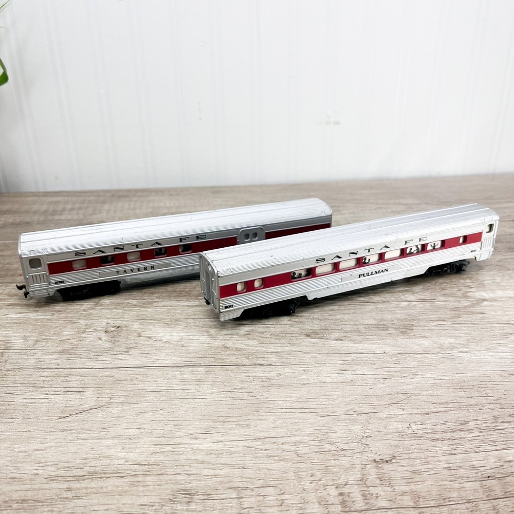 Pair of Tyco HO Gauge Santa Fe Red Stripe Passenger Cars Tavern & Pullman